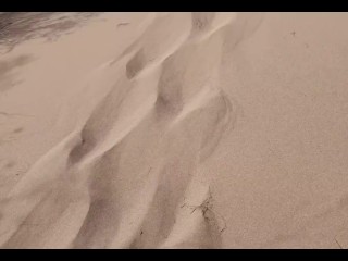 Un Guide Au Milieu Du Désert à L’extérieur Est Surveillé Pendant Qu’elle Fait Pipi Sur Le Sable Dans Une Chatte Publique Ouverte