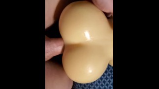 用射精在她的背上操她的屁股