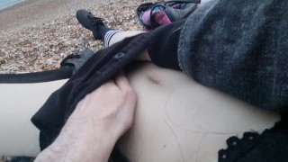 POV ~ Cute menino dedos minha buceta molhada britânica carente em público até o orgasmo na praia movimentada