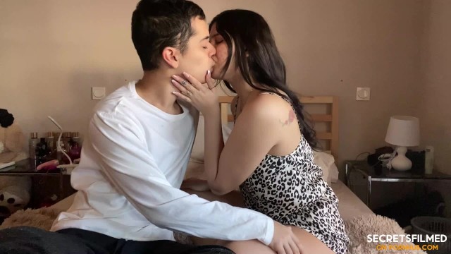 Začal kamarádku svlékat a přemlouvat k sexu, vyšlo mu to? - Jenporno.cz