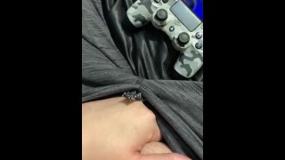 Frotando mi coño mojado mientras juega videojuegos de PlayStation