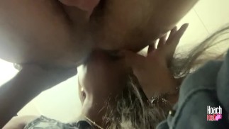 sale rimjob, elle aime me lécher le cul, pendant qu’elle est dans les toilettes