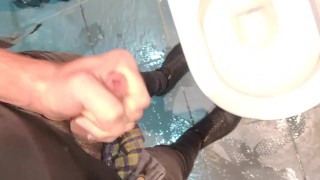 Rewetting pela terceira vez e se masturbando em banheiros públicos Teaser