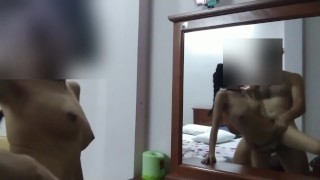 Asiática de calcinha dá uma foda em pé na frente de um espelho.