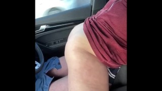 Sexo arriesgado en el coche junto a la autopista