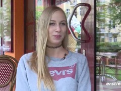 Ersties - Sprachkorrespondentin Sirena hat auf ihren Reisen immer ein Spielzeug dabei