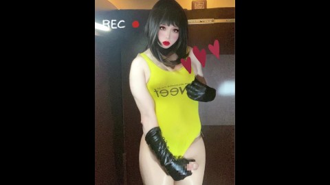 Mann, der als japanische Frau verkleidet ist, masturbiert in einem sexy Trikot