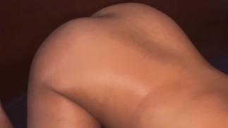 乌木用连接到墙上的假阳具自慰