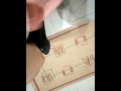 Еще 28, но хуек уже не стоит нормально. Лузер-импотент вонюша филимонов пыжится, ебясь с рукой - Screenshot 2 of 16 - Jerk