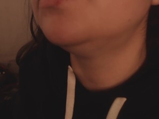 Поедание хрустящих шоколадных конфет