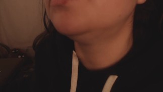 吃酥脆的巧克力