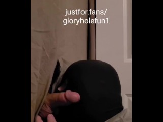 厚い白いコックを持つパパは私に彼の荷物を飲み込ませます。OnlyFans Gloryholefun1