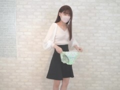 女子大生まな　透けた緑色のパンティーを紹介　200 - Screenshot 11 of 16 - スレンダー