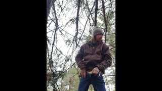 Pisser dans les bois sur un sentier de randonnée public avant de se branler