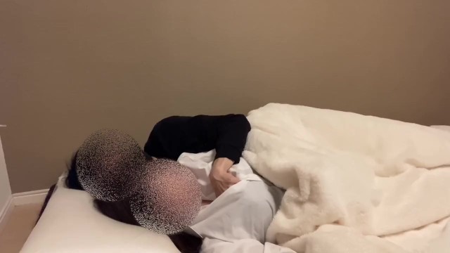 【中出し】友達が泊まりに来てるのにはだけたシャツに興奮してエッチし始めちゃうカップル 個人撮影/巨乳/素人