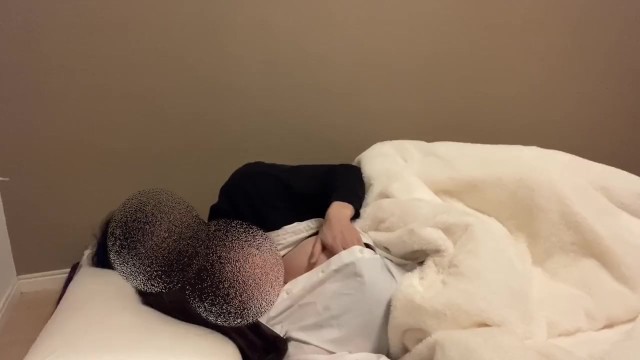 【中出し】友達が泊まりに来てるのにはだけたシャツに興奮してエッチし始めちゃうカップル 個人撮影/巨乳/素人