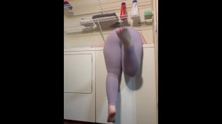Meio-irmão encontra meia-irmã presa em máquina de lavar