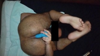 Я люблю играть со своими пальцами и фаллоимитатором в моей заднице, пока я показываю тебе свои ноги