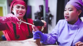 Жестокие медсестры-садисты играют с пациентом