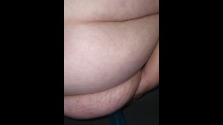 SSBBW neukt dildo vet poesje hangend