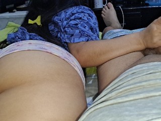 Моя сводная сестра помогает мне мастурбировать, пока я смотрю на ее огромную задницу