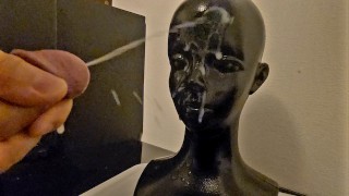 Massive Ejakulations-Mannequin-Gesichtsbehandlung