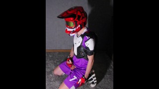 Guy en uniforme de football se masturbe en portant un MXHELMET