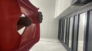 Jugando en un glory hole casero