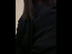 日本人女性が仕事中にトイレでオナニー - Screenshot 1 of 16 - Japanese