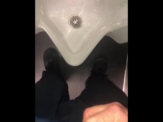 Masturbation Dans Les Toilettes Publiques et Sperme à L’urinoir