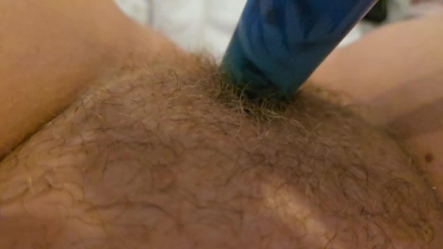 Вибратор настолько силен, что заставляет мою киску покачиваться