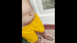 temps d’amusement en plein air desi fille maigre aux seins mignons