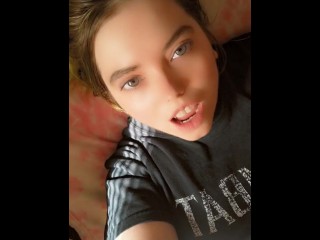 Подросток трогает себя в первый раз, не хочет, чтобы религиозный отчим поймал ее