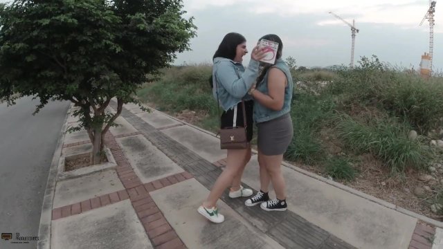 Lesbianas cachondas se divierten en un baño del centro comercial en cucuta COLOMBIA-Porno En Español