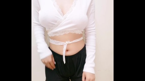 Chica asiática a la que le gusta follar su ombligo, Belly button se siente bien