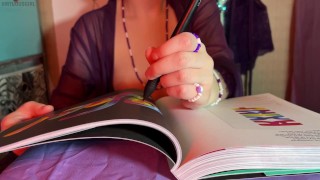 Asmr 💖 en topless mirando un libro de diseño gráfico (rastreo, sonidos de papel)