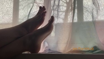 КУДА ТЫ СМОТРИШЬ? ЭТО МОИ НОЖКИ С БЕЛЫМИ НОГТИКАМИ НА ОКНЕ! ТЫ ЧТО, ДРОЧИШЬ?