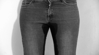 Milf mince pisse en jeans.