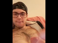 Ragazzo mostra il suo grosso cazzo mentre massaggia i suoi capezzoli (parlato in ITA)