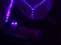 Молодой парень трахнул раком горячую милфу и кончил в киску