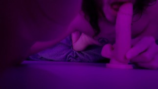 Femboy Twink Strip neckt und lutscht Dildo und neckt dann enges Arschloch