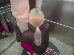 Dick Flash! An unknown sporty girl from the hotel gives me a blowjob in the public elevator