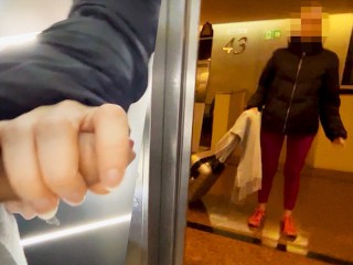 Dick Flash! an Unknown Sporty Girl from the Hotel gives me a Blowjob in the Public Elevator