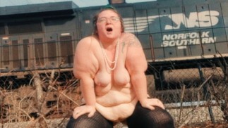 Riskante öffentliche Pisse-Take: Naked Ohio BBW MILF respektiert die Norfolk Southern Train Company nicht