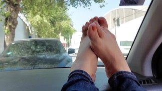 Играю ногами на лобовом стекле