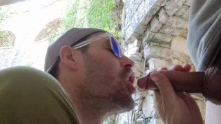 Un turista francés es chupado por un croata en un fuerte arruinado