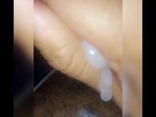 Снова, пока я купаюсь, пока она не достает немного молока, которое у меня осталось, оно уже