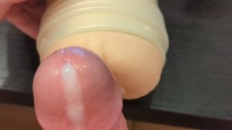 Fleshlight заставляет меня кончать, как фонтан! Испорченный пульсирующий член