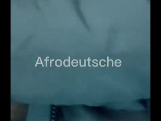 Afrodeutsche spielt mit sich selbst im Aufzug