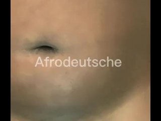 Afrodeutsche Spielt Mit Sich Selbst Im Aufzug